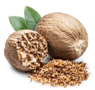 Kurutulmuş tohumları kokulu küçük hindistan cevizi ve beyaz arka plan üzerinde izole rendelenmiş küçük hindistan cevizi.