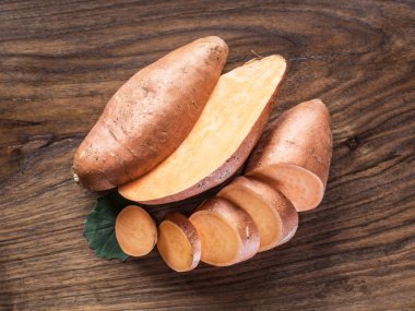 Tahta masadaki tatlı patatesler.