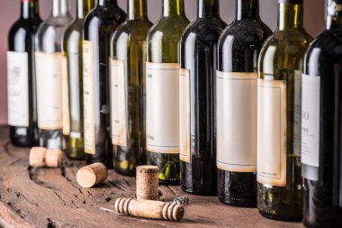 Şarap şişeleri hattı. Yakın çekim.