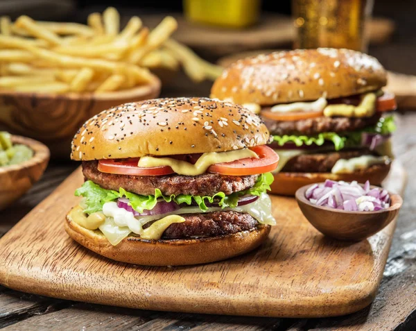 Hamburger Und Pommes Auf Dem Holztablett — Stockfoto