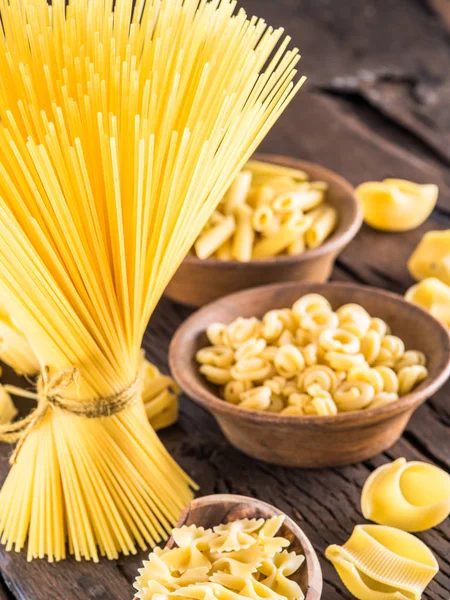 Ahşap masa türlerinde farklı makarna.