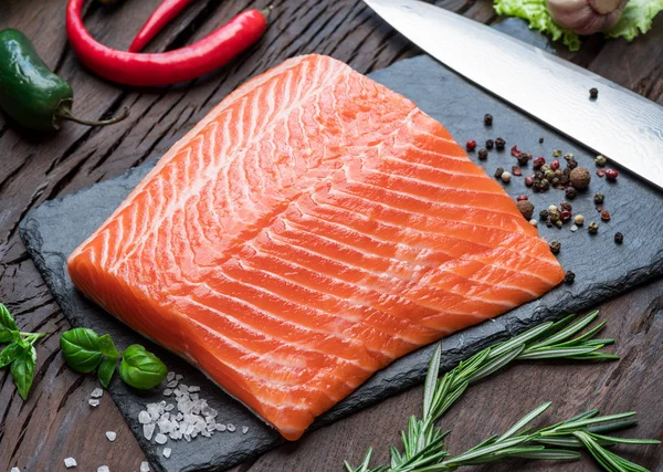 Filete Salmón Fresco Sobre Tabla Cortar Negra Con Hierbas Especias — Foto de Stock