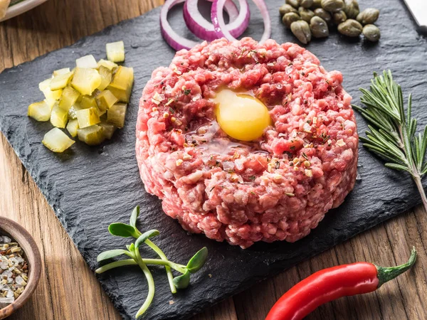 Filete Tartar Servido Con Codorniz Cruda Yema Huevo Alcaparras Pan — Foto de Stock