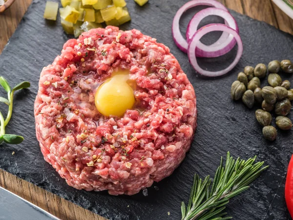 Steak tartare çiğ Bıldırcın yumurta sarısı ve diğer tartare madde ile görev yaptı. Üstten Görünüm.