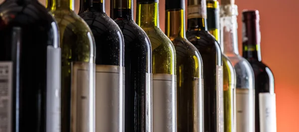 Línea Botellas Vino Primer Plano — Foto de Stock