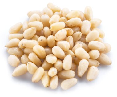 Çam fıstığı beyaz arka plan üzerinde. Organik gıda.