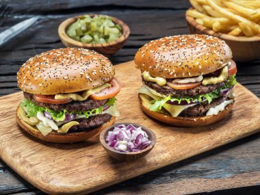Tahta tepside hamburger ve patates kızartması..
