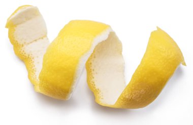 Limon kabuğu veya beyaz zemin üzerine limon twist. Yakın çekim.