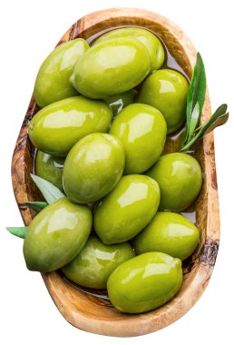 Bütün tablo zeytin masada ahşap kase. Dosyada, kırpma yolu.