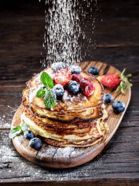 Ahşap masa üzerinde taze çilek ile Pancakes.