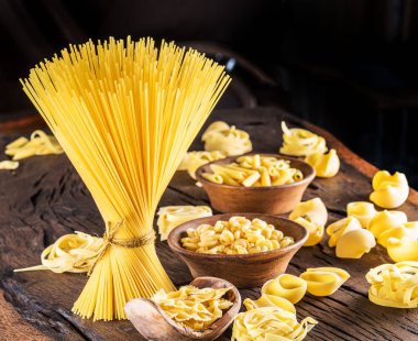 Ahşap masa türlerinde farklı makarna.