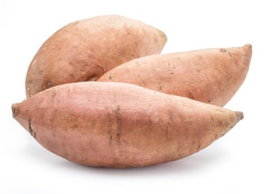 Tatlı patates. Beyaz bir arka plan üzerinde izole.