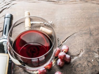 Şarap cam, şişe şarap ve üzüm ahşap arka plan üzerinde. Şarap tadımı.
