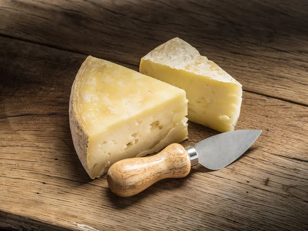 Morceaux Fromage Fait Maison Sur Fond Bois — Photo