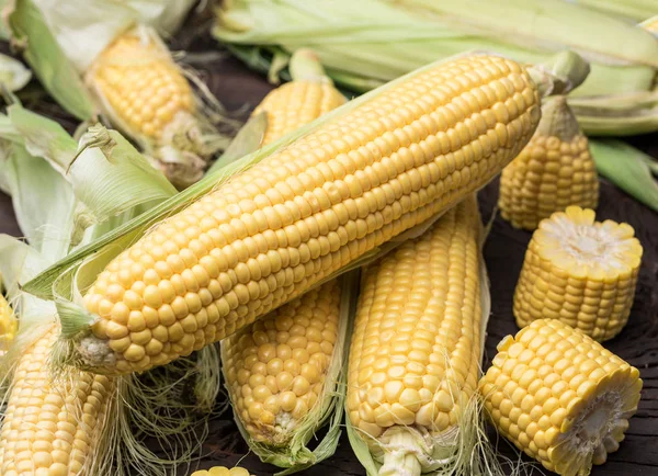 Mısır ya da koyu ahşap arka plan üzerinde Mısır kulak.