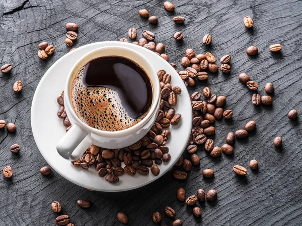 Bir Fincan Kahve Kahve Çekirdekleri Tarafından Çevrili Üstten Görünüm — Stok fotoğraf