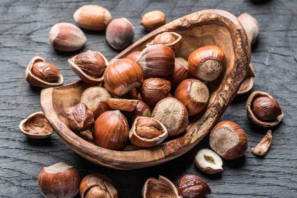 Filets Noisettes Dans Bol Bois Sur Table — Photo