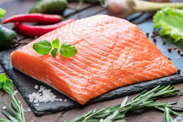 Filete Salmón Fresco Sobre Tabla Cortar Negra Con Hierbas Especias — Foto de Stock