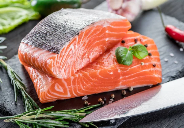 Verse Zalmfilets Zwarte Snijplank Met Kruiden Specerijen — Stockfoto