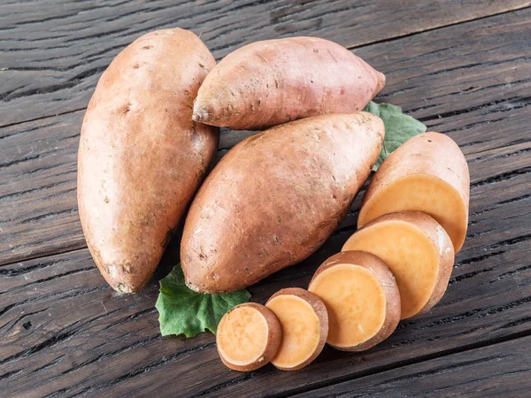 Batatas Doces Velha Mesa Madeira — Fotografia de Stock