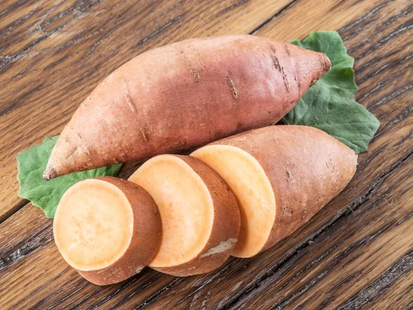 Patate Dolci Sul Vecchio Tavolo Legno — Foto Stock