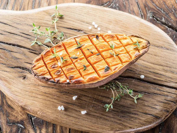 Gebakken Batata Oude Houten Tafel — Stockfoto