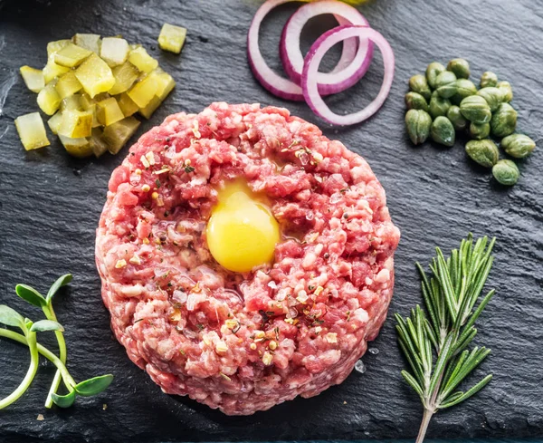 Steak tartare çiğ Bıldırcın yumurta sarısı ve diğer tartare madde ile görev yaptı. Üstten Görünüm.