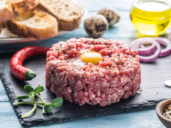 Steak tartare çiğ Bıldırcın yumurta sarısı, serin biber ve ekmek ile servis. Et yemek.