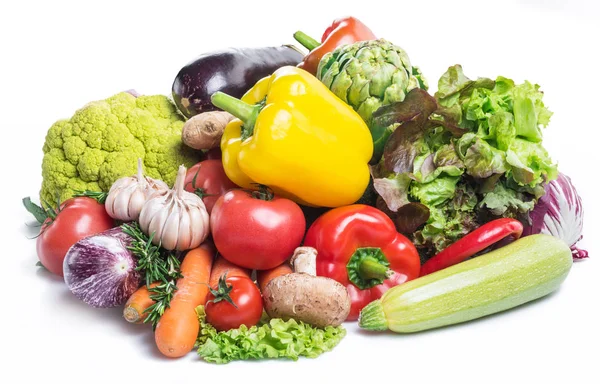 白地にカラフルな野菜のグループ クローズ アップ — ストック写真