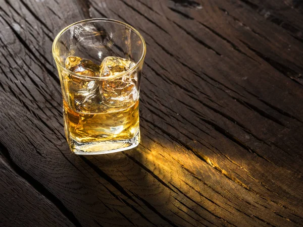 Bicchiere Whisky Bicchiere Whisky Con Cubetti Ghiaccio Sullo Sfondo Legno — Foto Stock