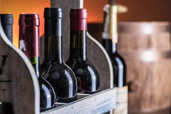 Şarap Şişeleri Ahşap Sandık Meşe Şarap Fıçısı — Stok fotoğraf