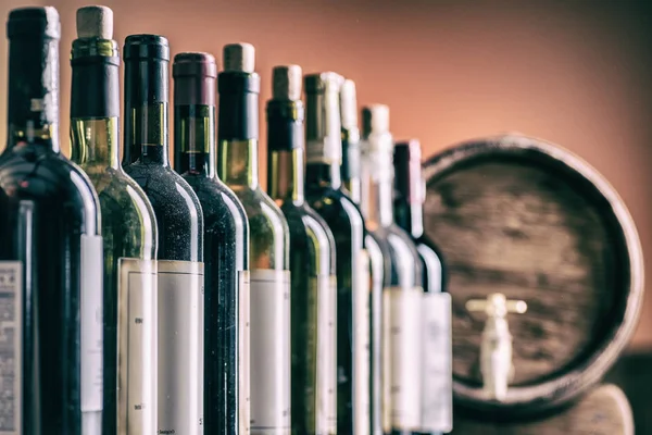 Şarap şişeleri satır ve meşe şarap fıçısı.