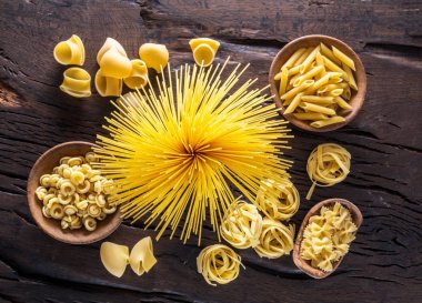 Ahşap masa türlerinde farklı makarna. Üstten Görünüm.