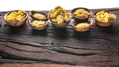 Ahşap kase tablo türlerinde farklı makarna. Üstten Görünüm.