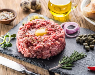 Steak tartare çiğ Bıldırcın yumurta sarısı ve diğer tartare madde ile görev yaptı. Et yemek.