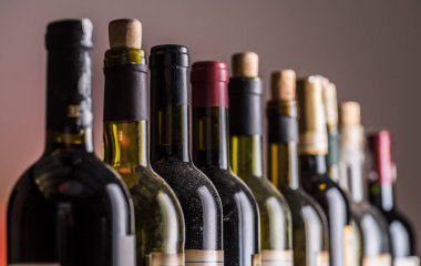 Şarap şişeleri hattı. Yakın çekim.