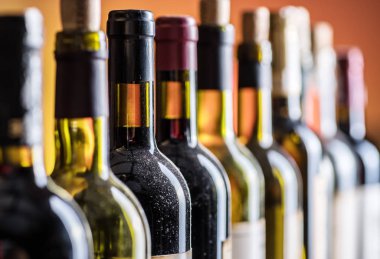 Şarap şişeleri hattı. Yakın çekim.