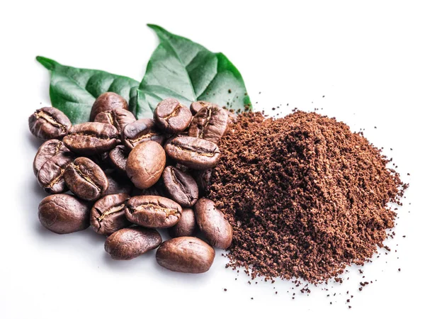 Geröstete Kaffeebohnen Gemahlener Kaffee Auf Weißem Hintergrund — Stockfoto