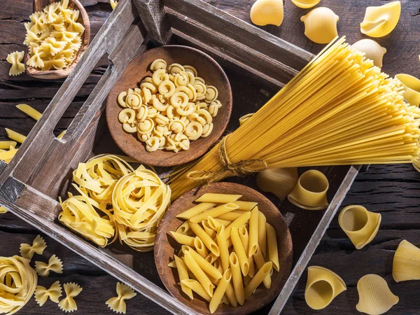 Ahşap masa türlerinde farklı makarna. Üstten Görünüm.