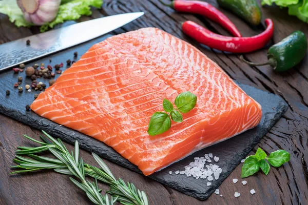 Filete Salmón Fresco Sobre Tabla Cortar Negra Con Hierbas Especias —  Fotos de Stock