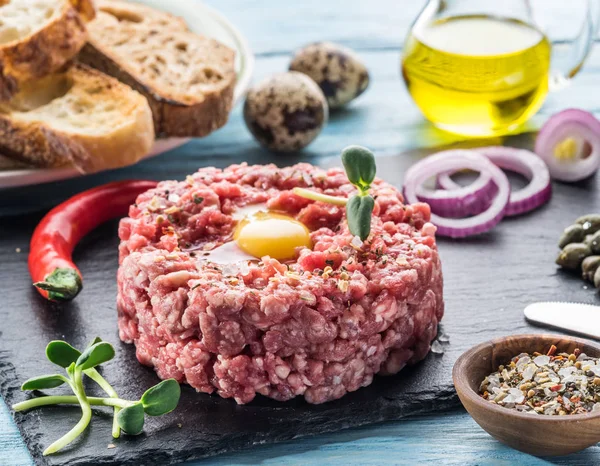 Steak tartare çiğ Bıldırcın yumurta sarısı, Kapari ve ekmek ile servis. Et yemek.