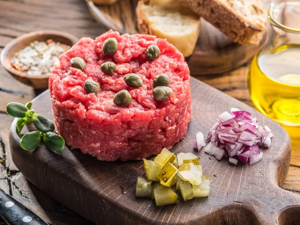 Filete Tartar Servido Con Alcaparras Pepinos Escabeche Cebolla Picada — Foto de Stock