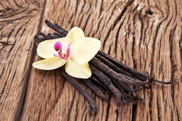 Gedroogde Vanille Peulen Vanille Orchideebloem Houten Achtergrond — Stockfoto