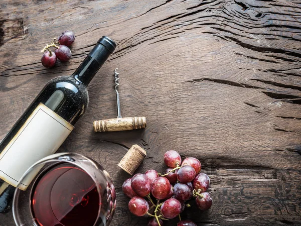 ワイングラス ワインボトル 木製の背景のブドウ ワインの試飲 — ストック写真