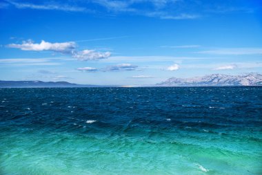 Güzel sakinleştirmek deniz su ve mavi gökyüzü.
