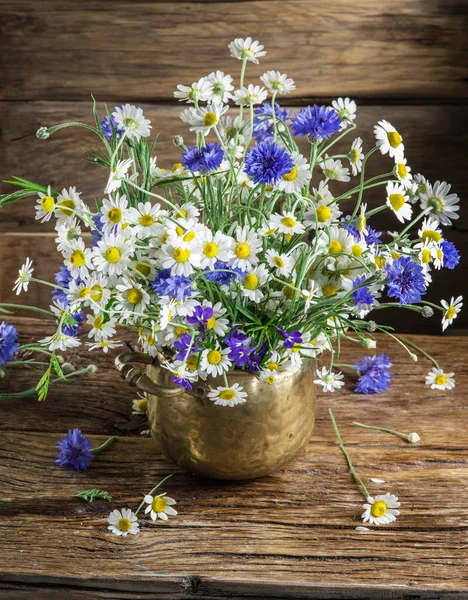 Bukett Chamomiles Och Blåklinten Vasen Trä Bordet — Stockfoto