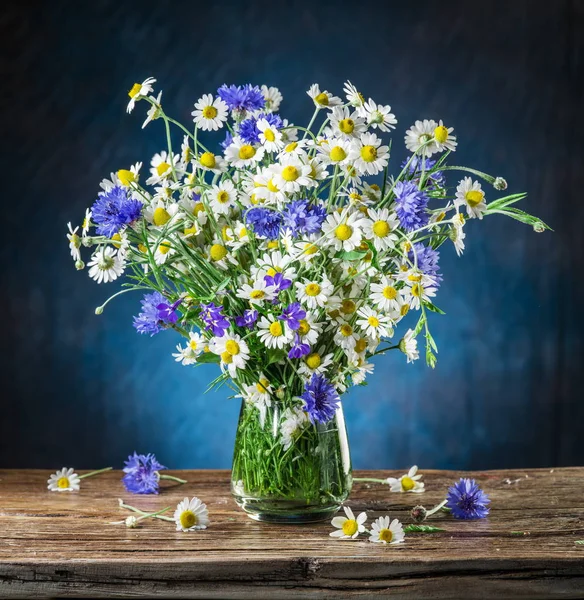 Chamomiles 和矢车菊木桌上花瓶里的香味 — 图库照片