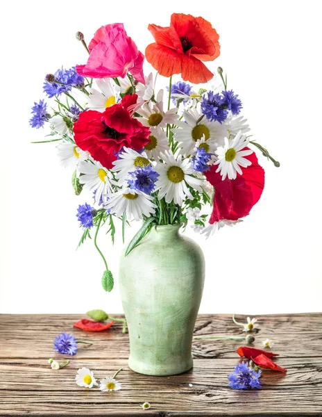 Csokor Mező Virágok Vázában Fából Készült Asztal Fehér Háttér — Stock Fotó