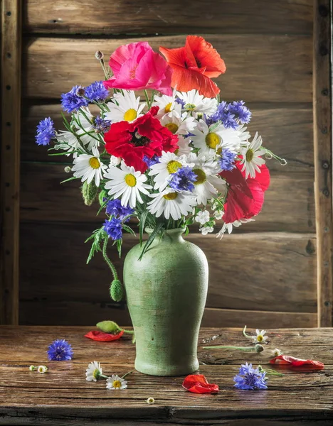 Μπουκέτο Λουλούδια Πεδίο Στο Βάζο Στο Ξύλινο Τραπέζι — Φωτογραφία Αρχείου
