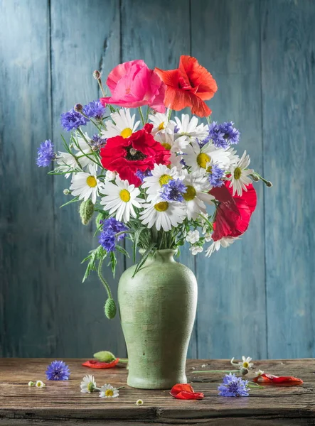 Boeket Van Veld Bloemen Vaas Houten Tafel — Stockfoto